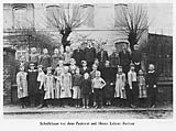 Schulklasse vor dem Pastorat mit H. Lehrer Redner